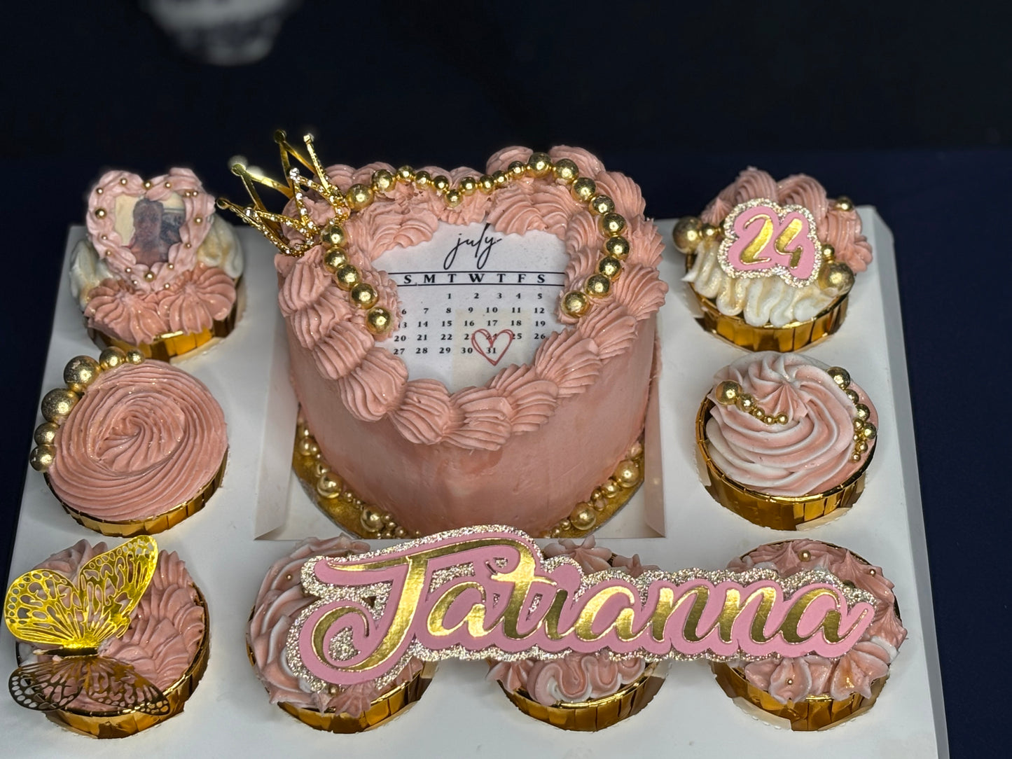 Mini cake with cupcakes