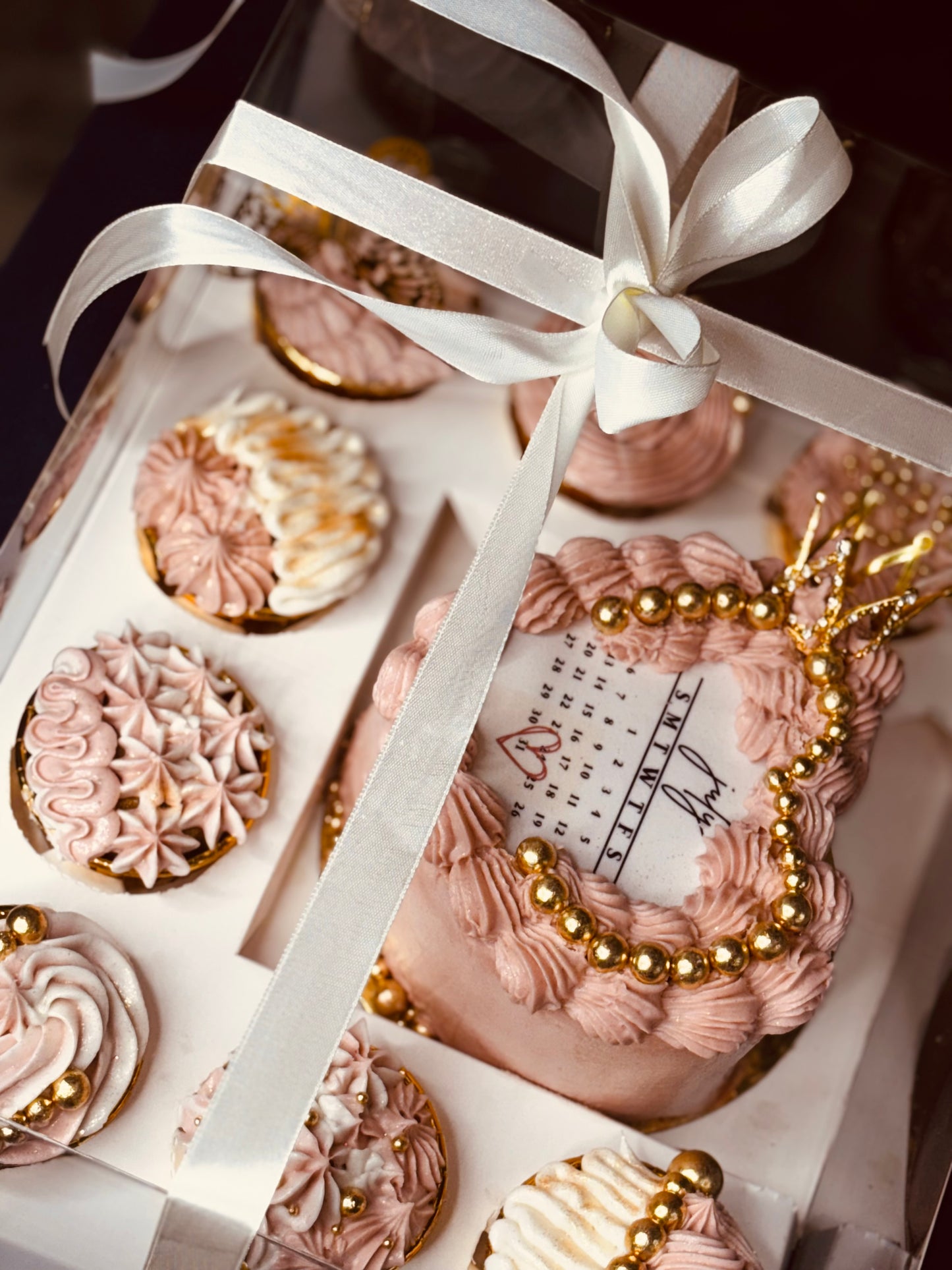 Mini cake with cupcakes