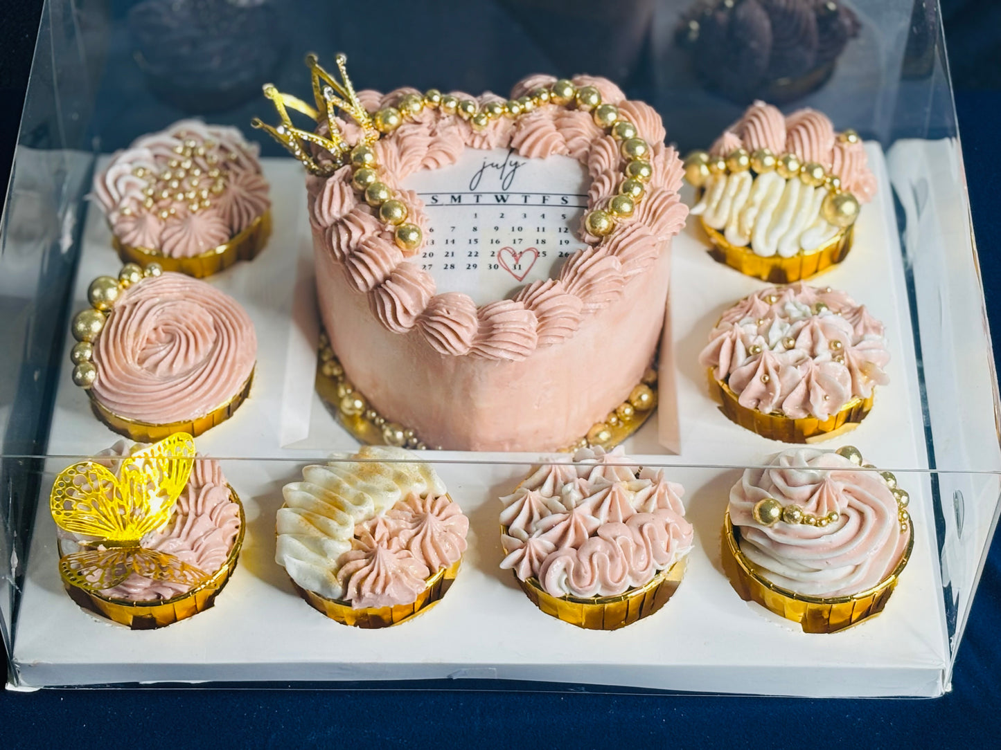 Mini cake with cupcakes