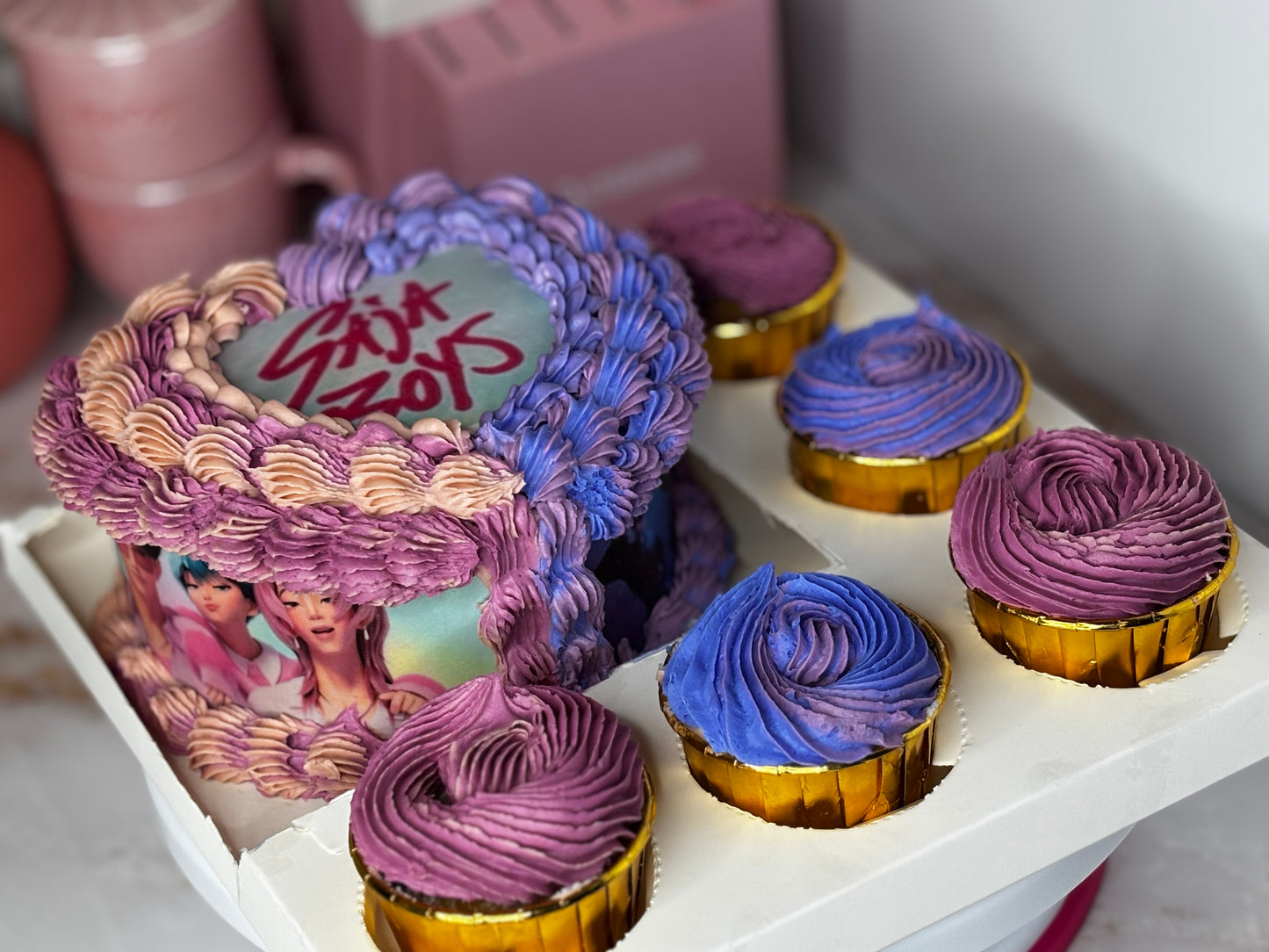 Mini cake with cupcakes